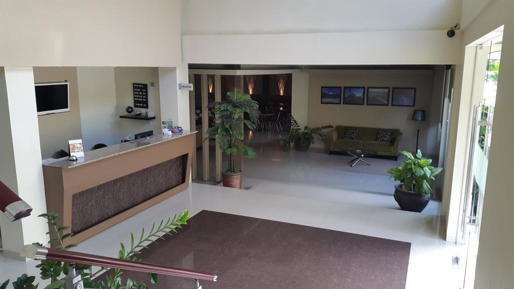 Jhoanie Hotel Tomohon エクステリア 写真