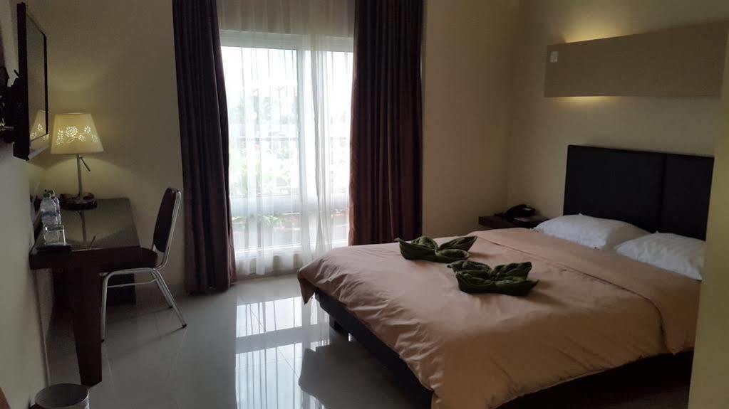 Jhoanie Hotel Tomohon エクステリア 写真