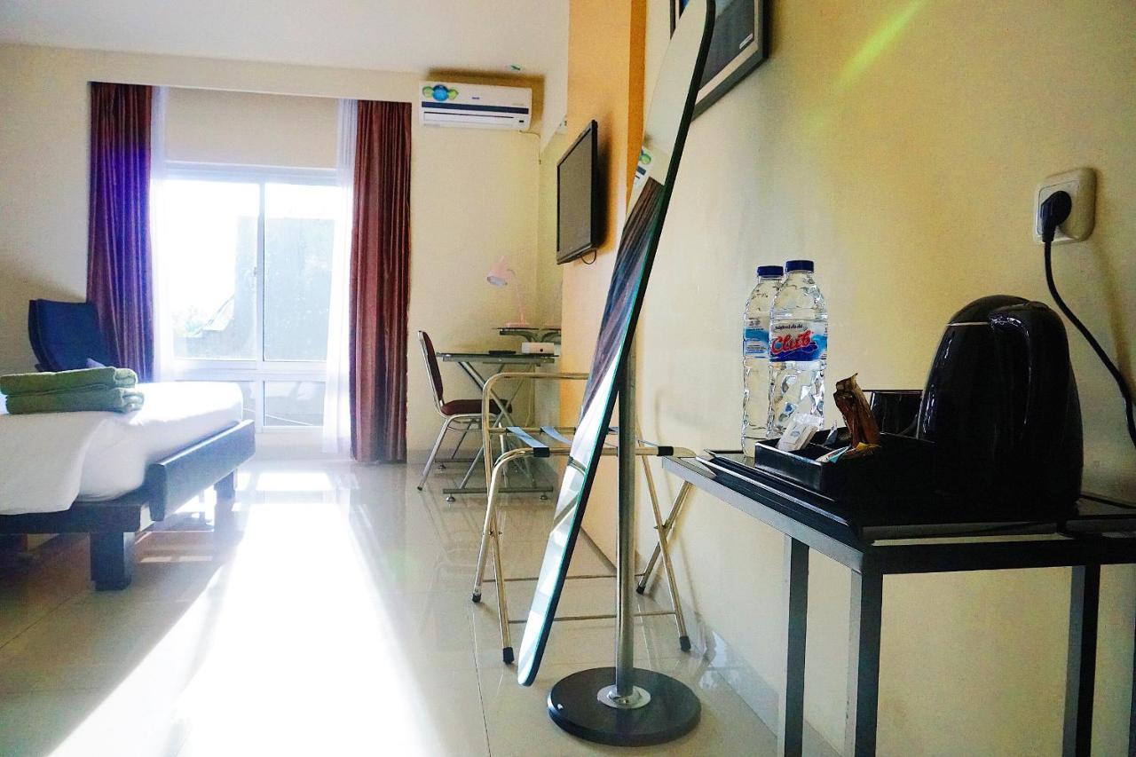 Jhoanie Hotel Tomohon エクステリア 写真