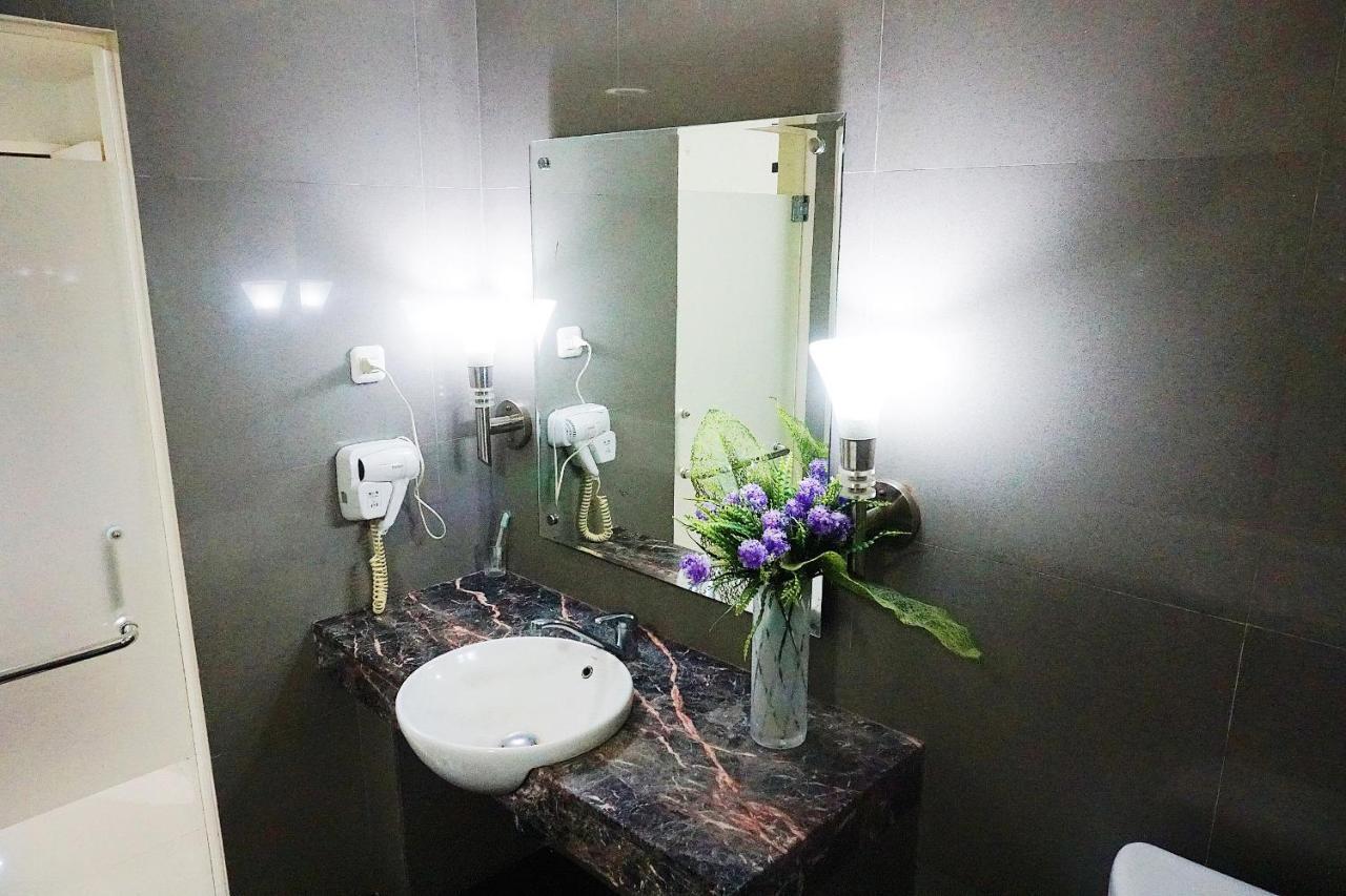 Jhoanie Hotel Tomohon エクステリア 写真