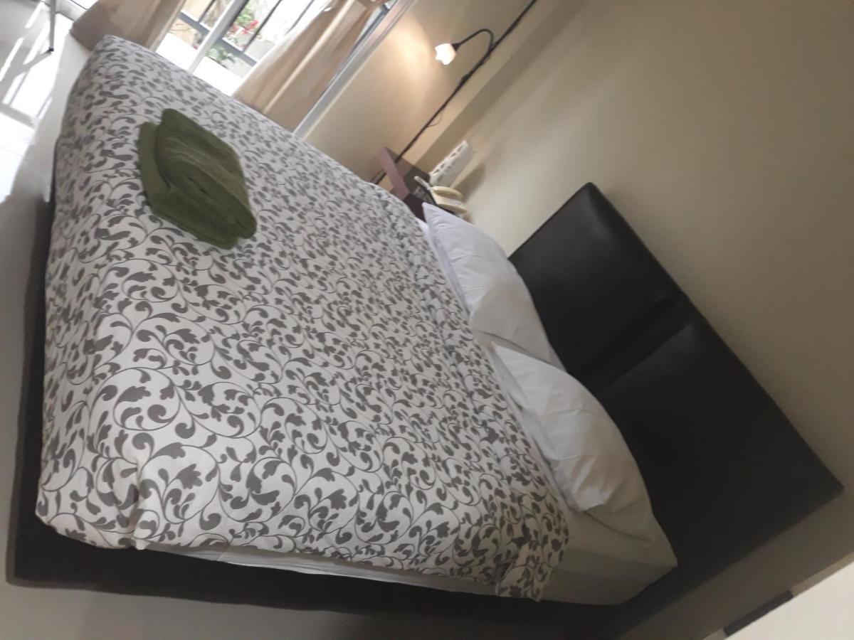 Jhoanie Hotel Tomohon エクステリア 写真